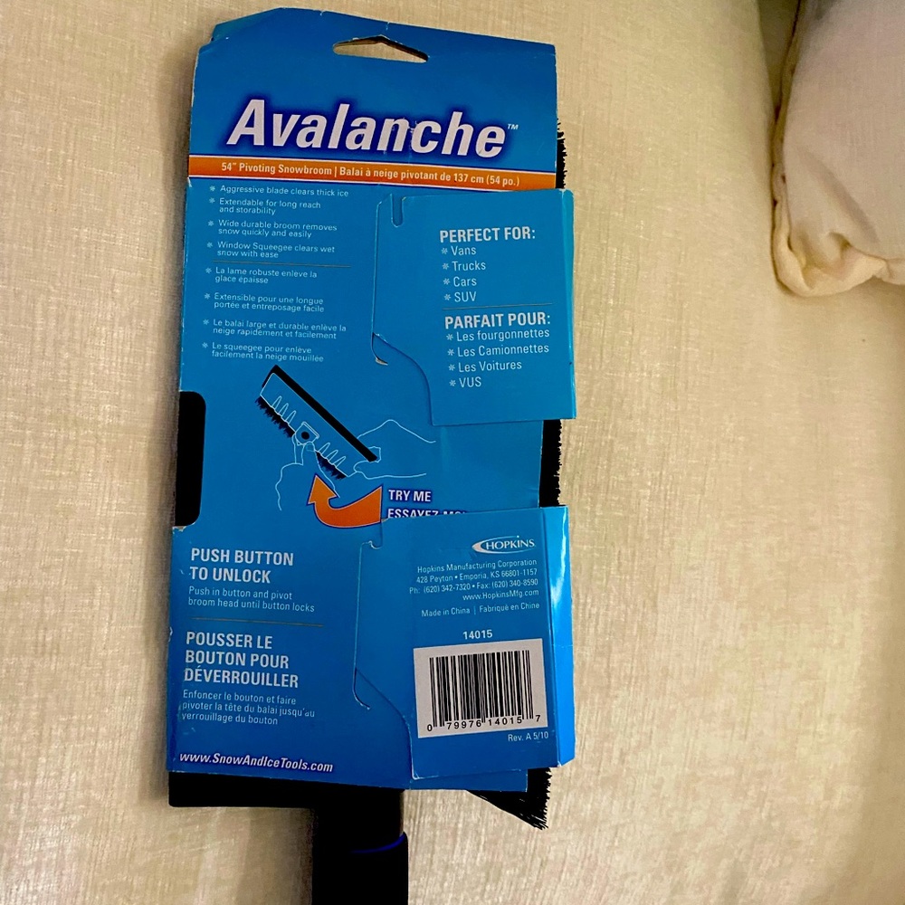 Rotating snow broom with extendable arm